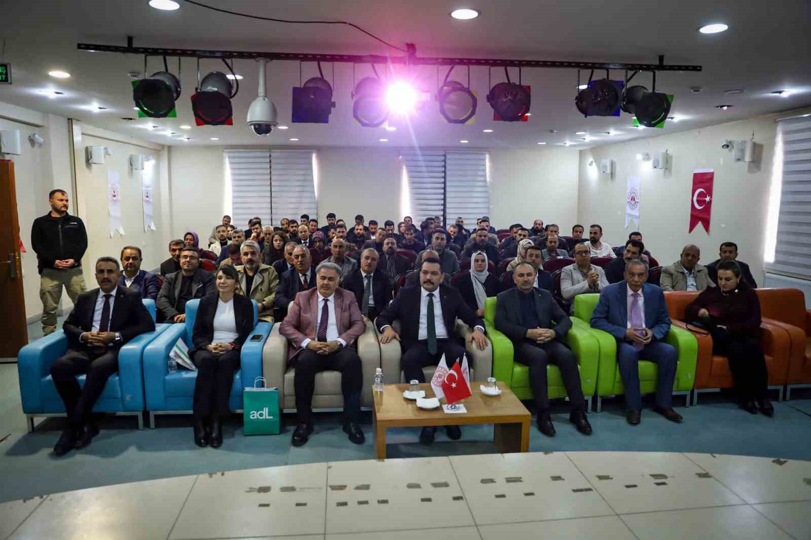 Muradiye’de "Eğitim Yönetiminde Liderlik, Vizyon ve Yönetim Semineri" düzenlendi
