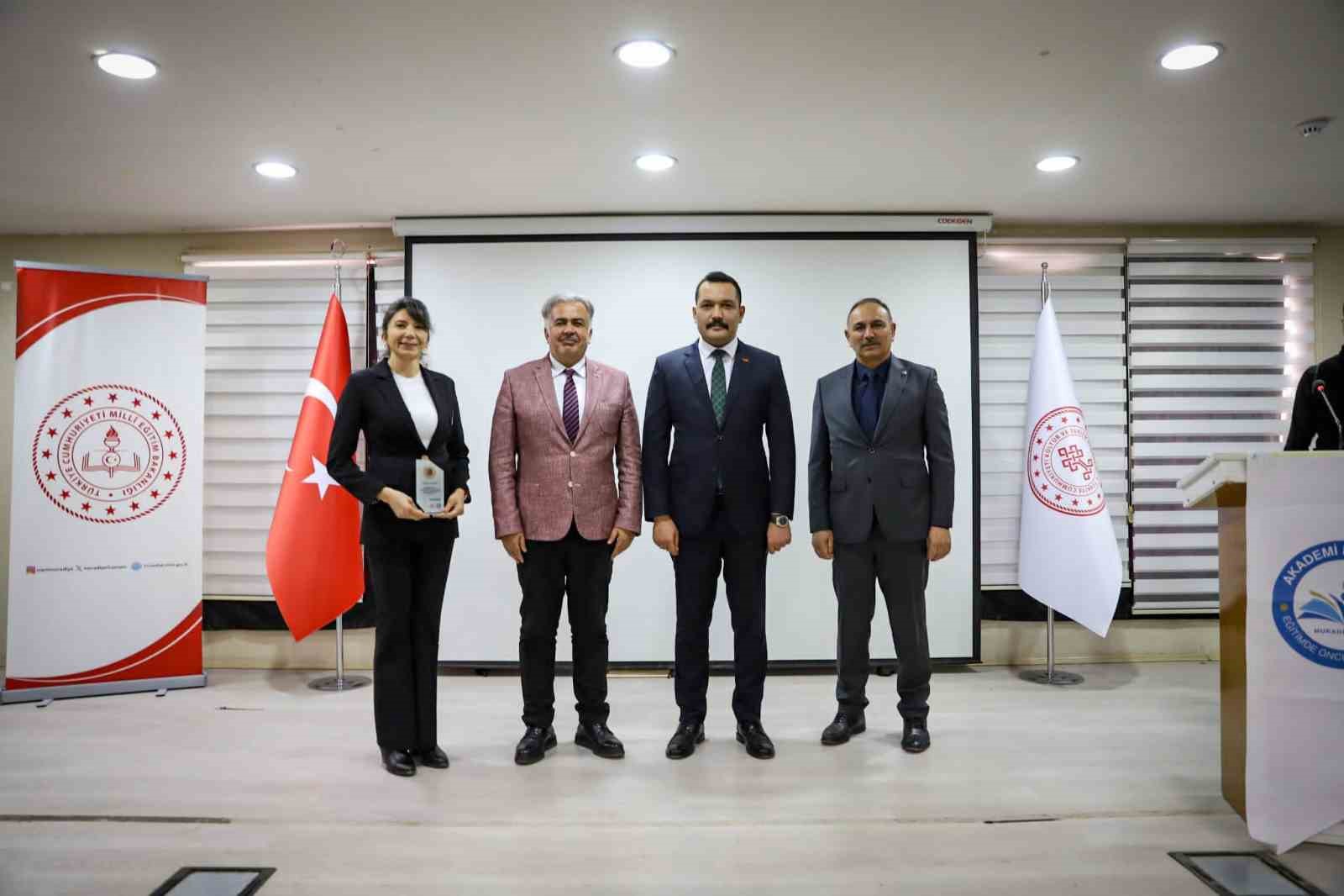 Muradiye’de "Eğitim Yönetiminde Liderlik, Vizyon ve Yönetim Semineri" düzenlendi
