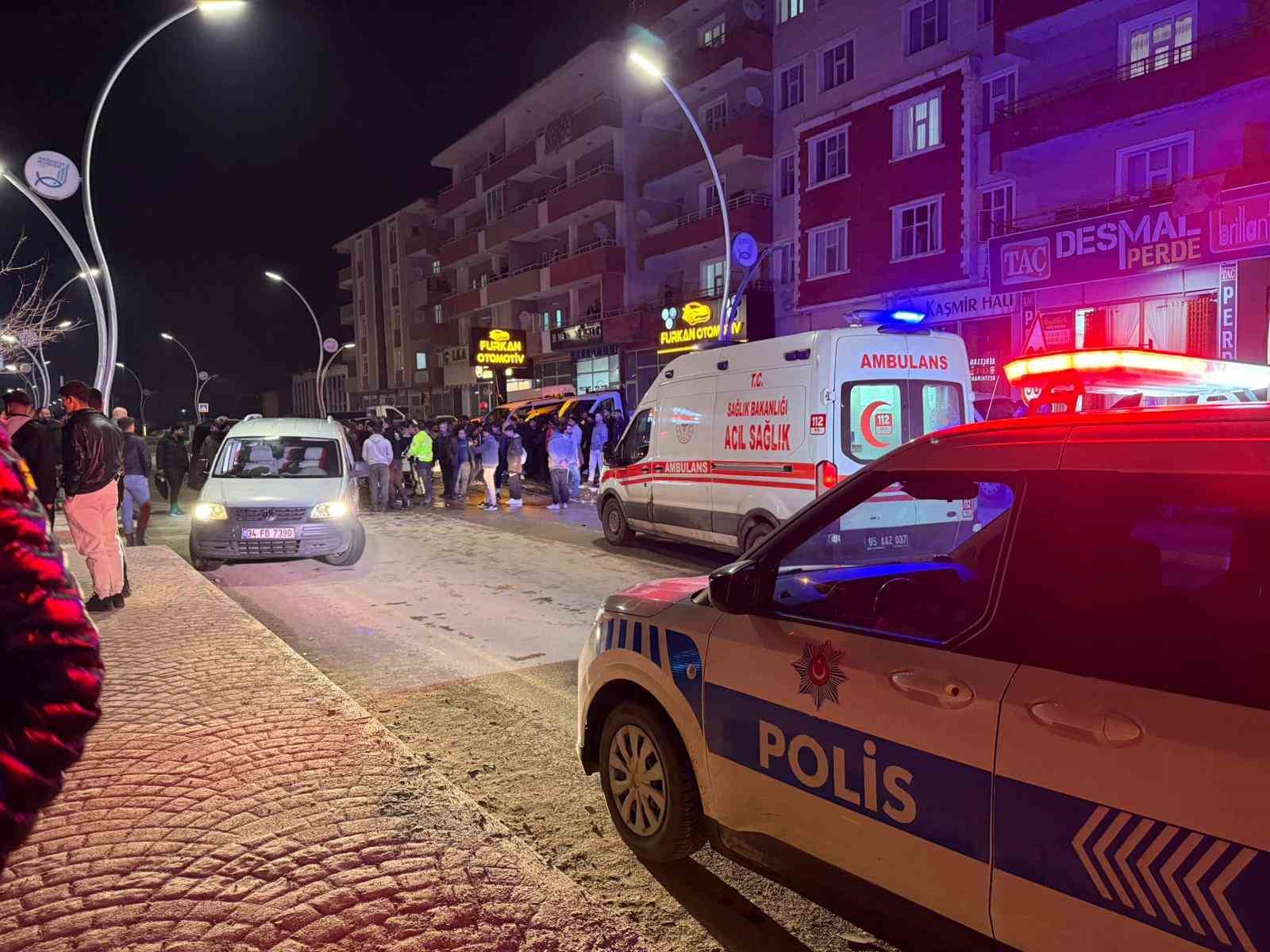 Muradiye’de otomobil ve kamyonet çarpıştı: 2 yaralı
