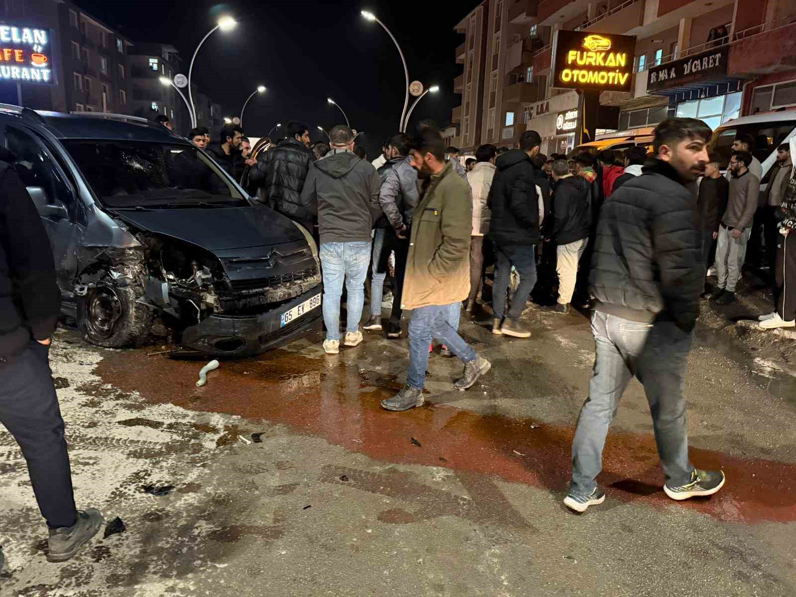 Muradiye’de otomobil ve kamyonet çarpıştı: 2 yaralı
