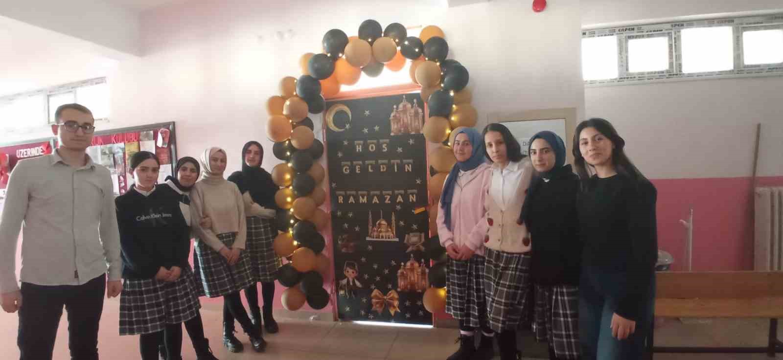 Muradiye’de Ramazan coşkusu kapılara yansıdı
