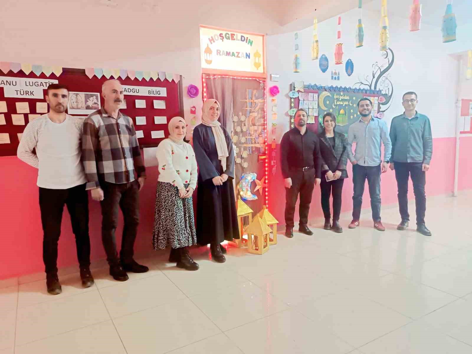 Muradiye’de Ramazan coşkusu kapılara yansıdı
