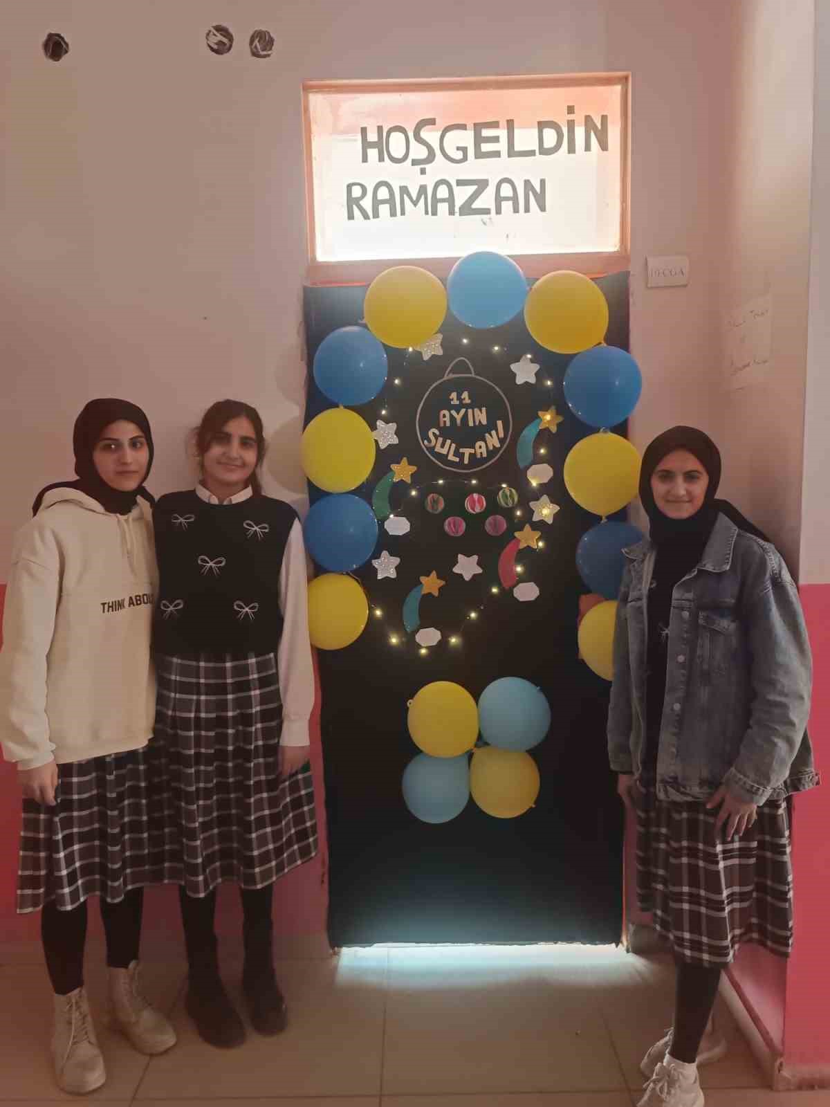 Muradiye’de Ramazan coşkusu kapılara yansıdı
