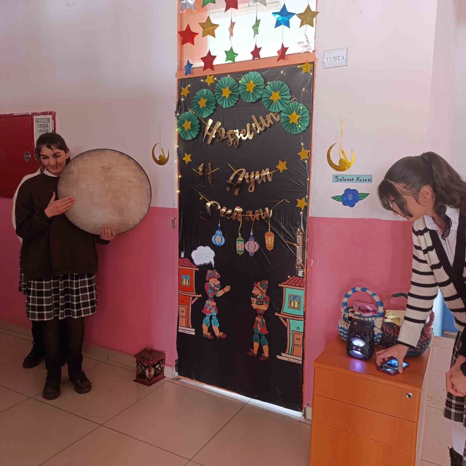 Muradiye’de Ramazan coşkusu kapılara yansıdı
