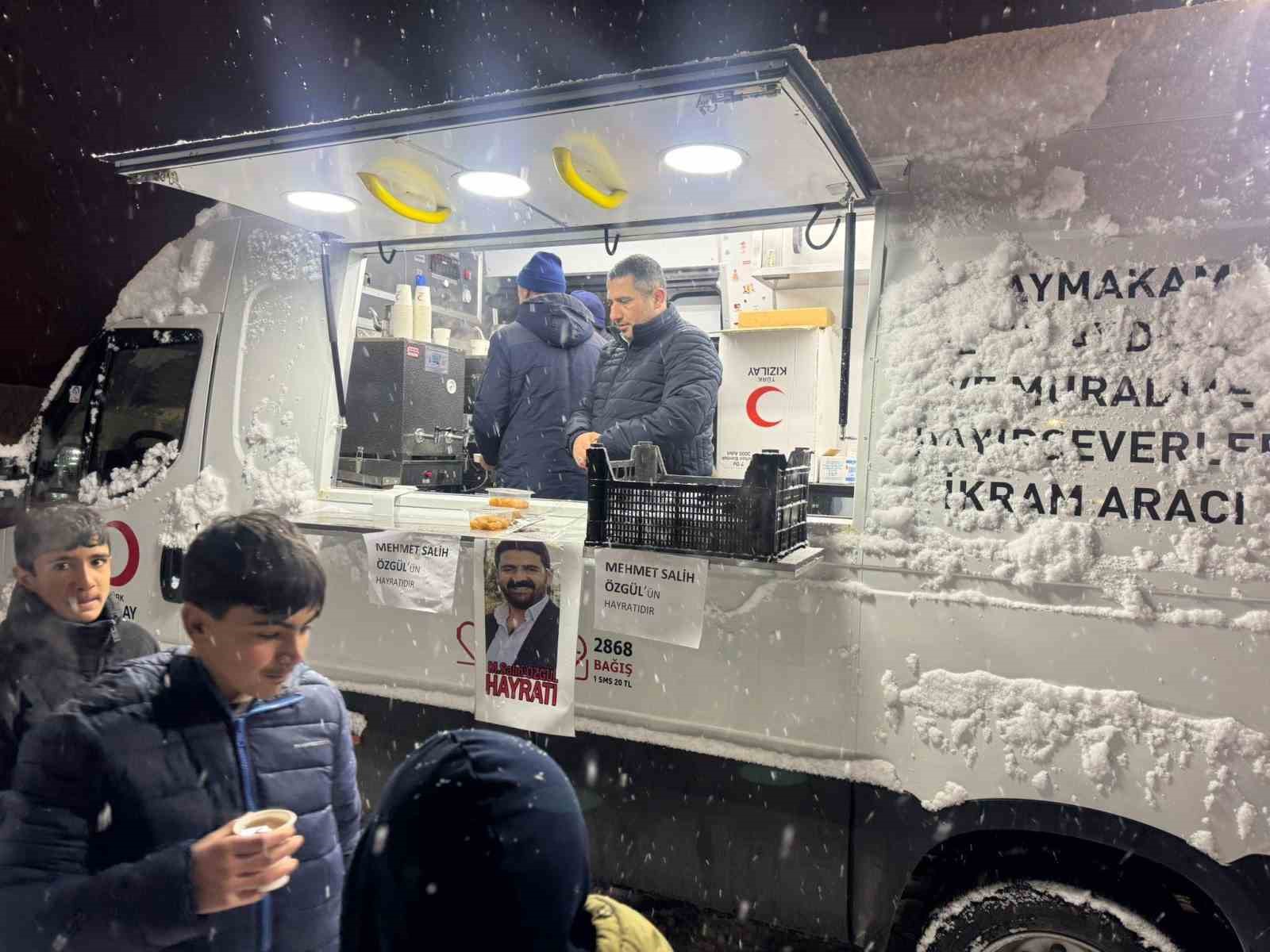 Muradiye’de teravih sonrası lokma ikramı
