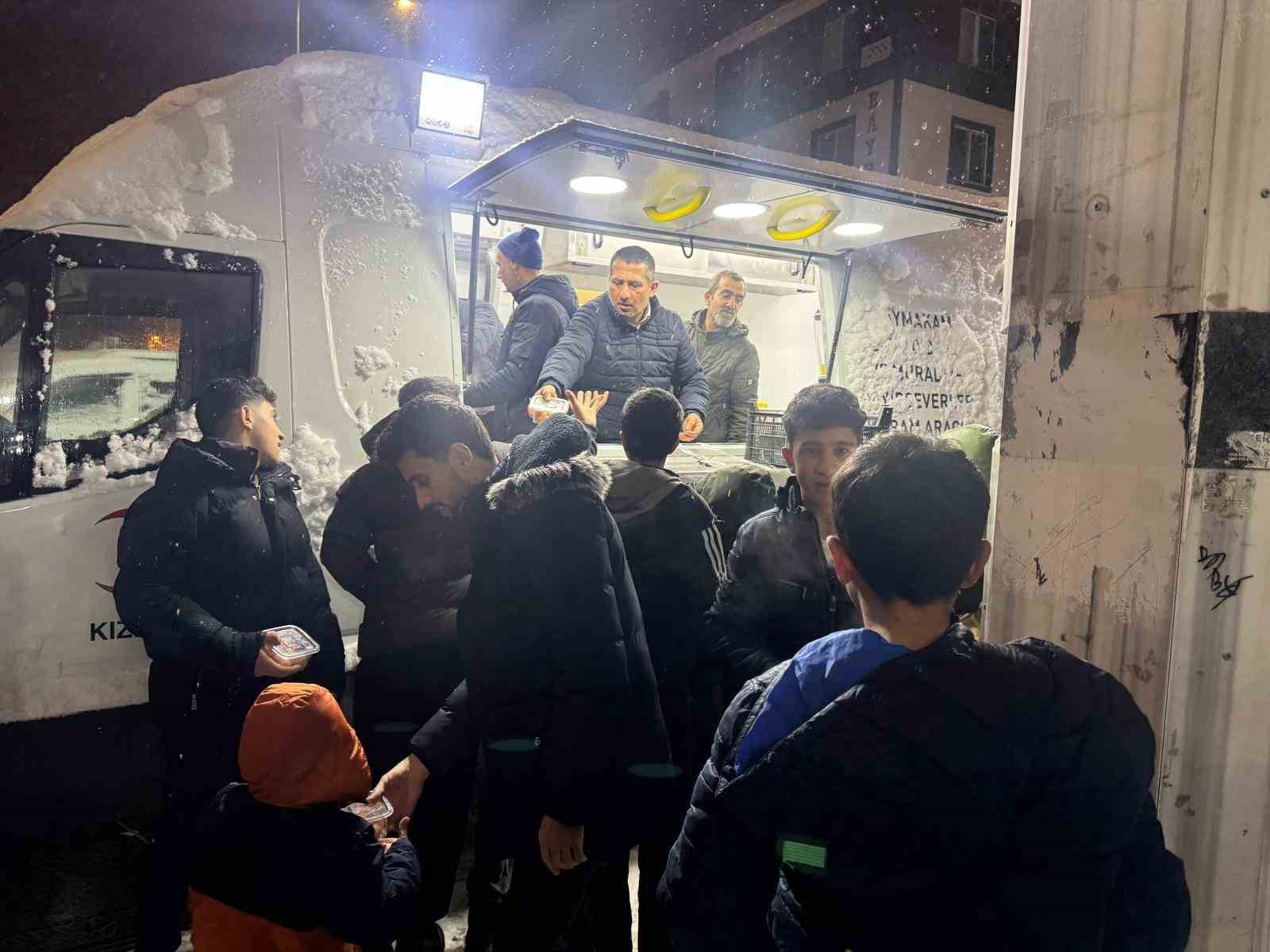 Muradiye’de teravih sonrası lokma ikramı
