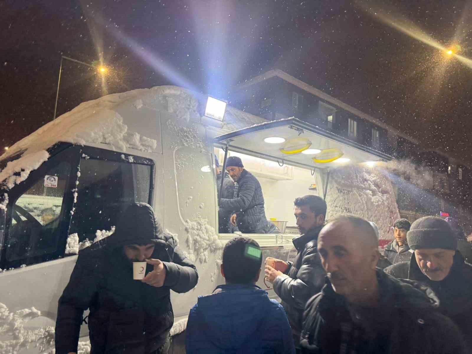 Muradiye’de teravih sonrası lokma ikramı
