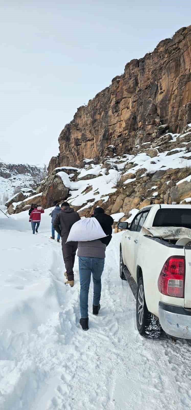 Muradiye’de yaban hayvanları için doğaya yem bırakıldı
