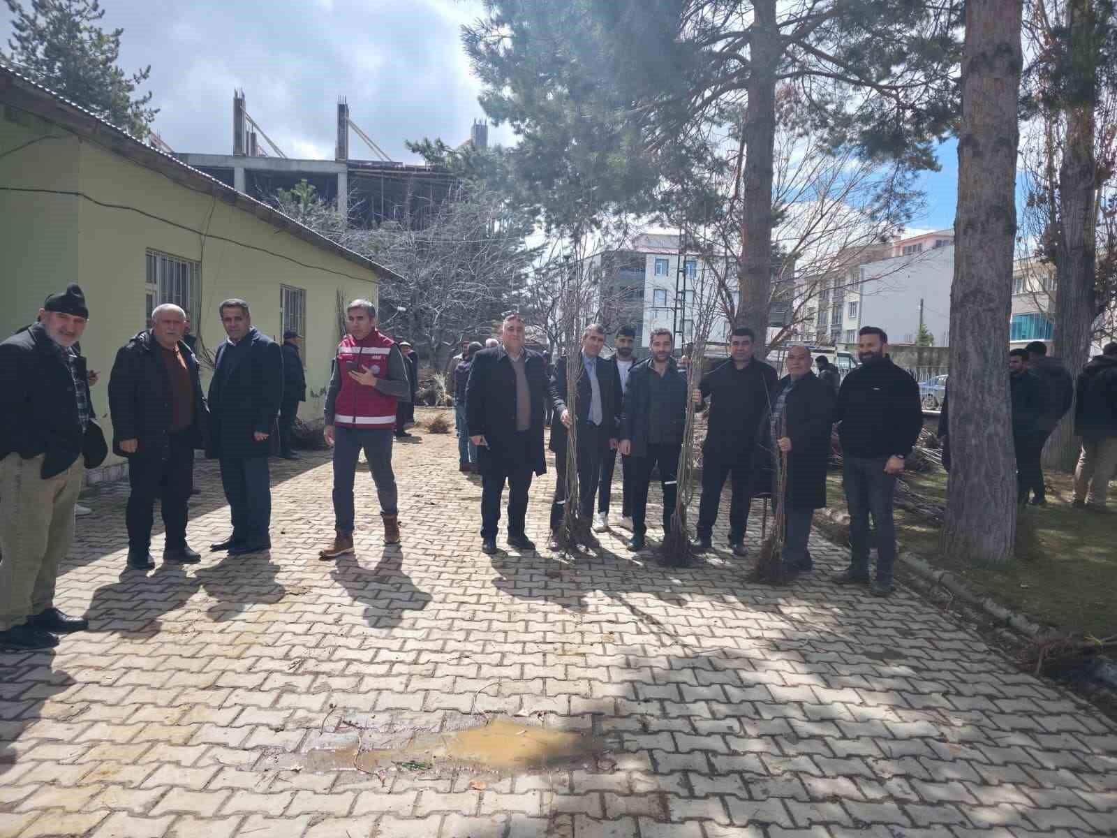 Muradiye’de yüzde 90 hibeli 50 bin adet meyve fidanı dağıtımı yapıldı
