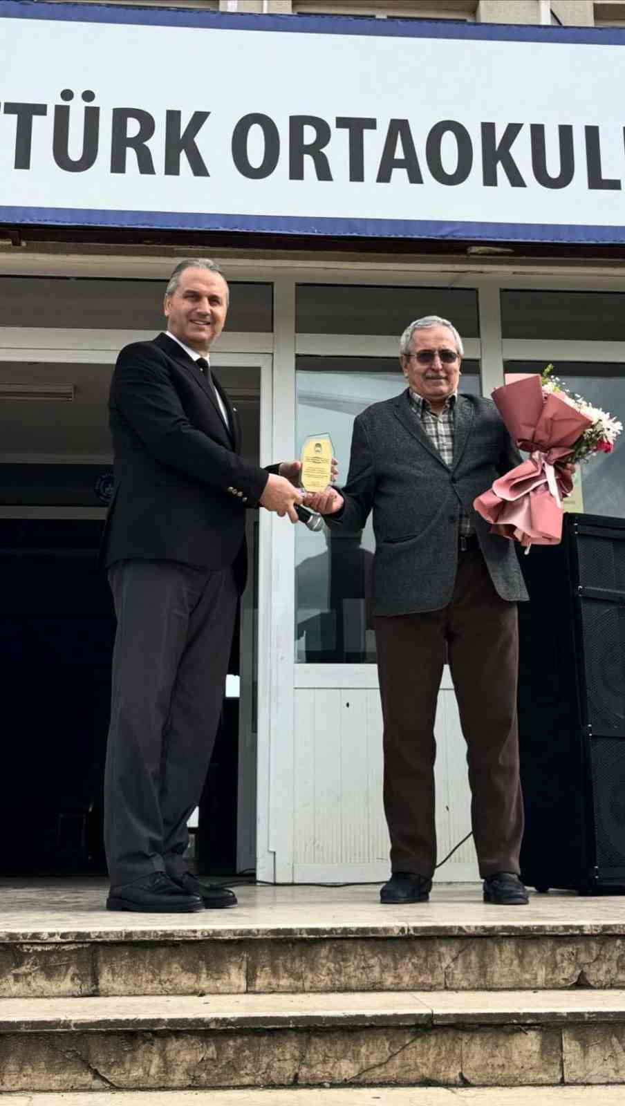 Muratlı’da emekli olan öğretmene duygusal veda
