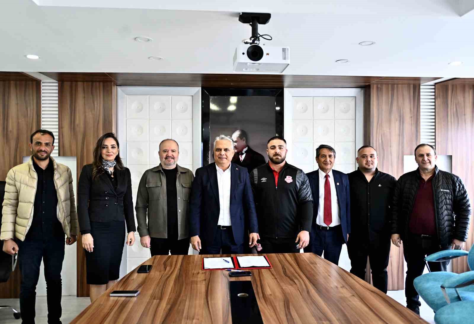 Muratpaşa Belediyesi, Başpehlivan Osman Kan ile sözleşme imzaladı
