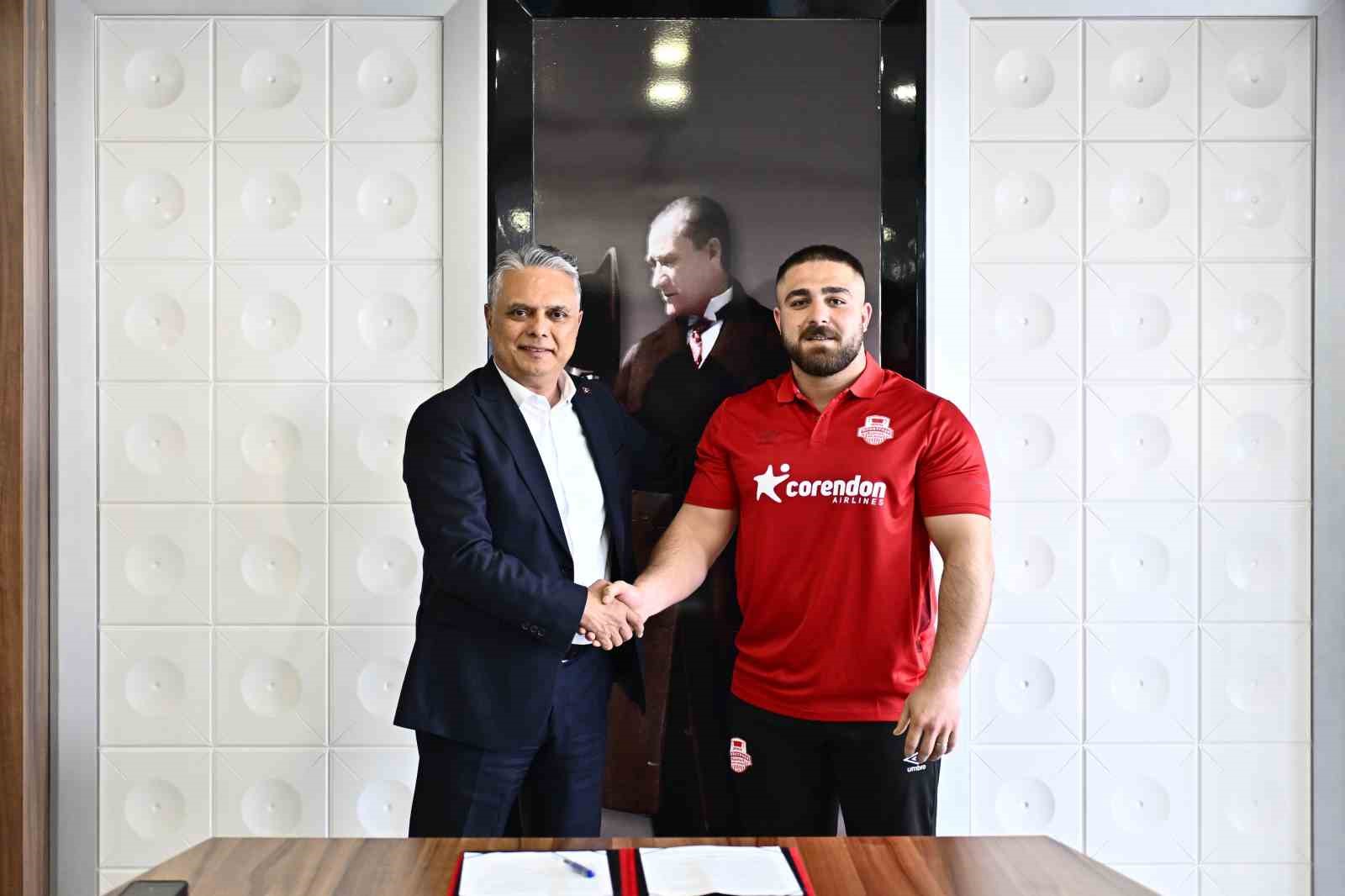 Muratpaşa Belediyesi, Başpehlivan Osman Kan ile sözleşme imzaladı
