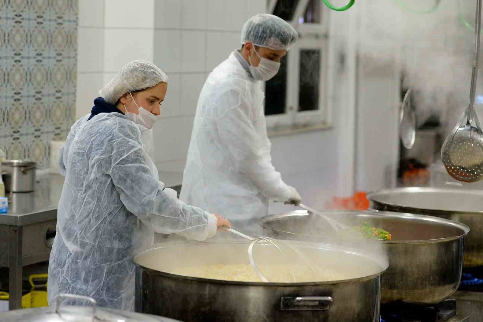 Muratpaşa’da Ramazan dayanışması
Muratpaşa’da Ramazan dayanışması