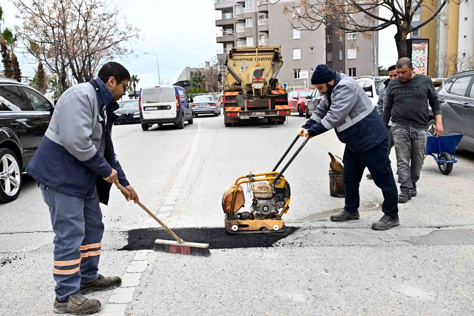 Muratpaşa’da yollar onarılıyor
