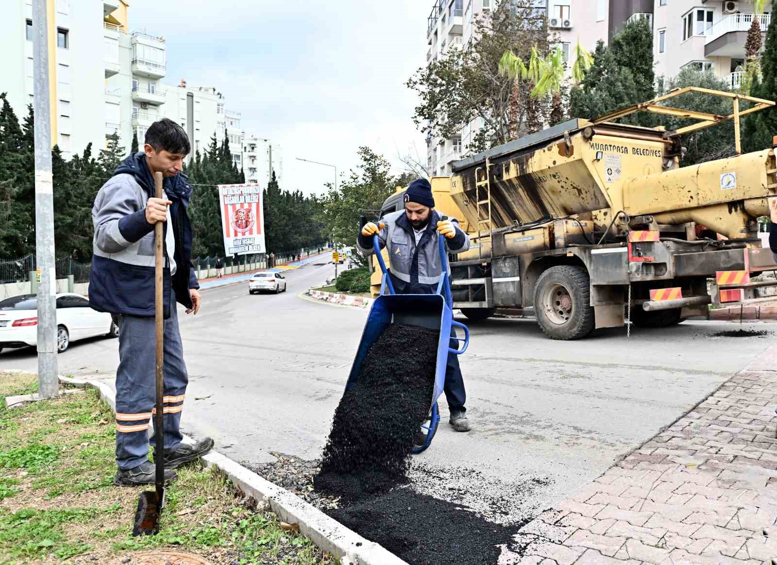 Muratpaşa’da yollar onarılıyor
