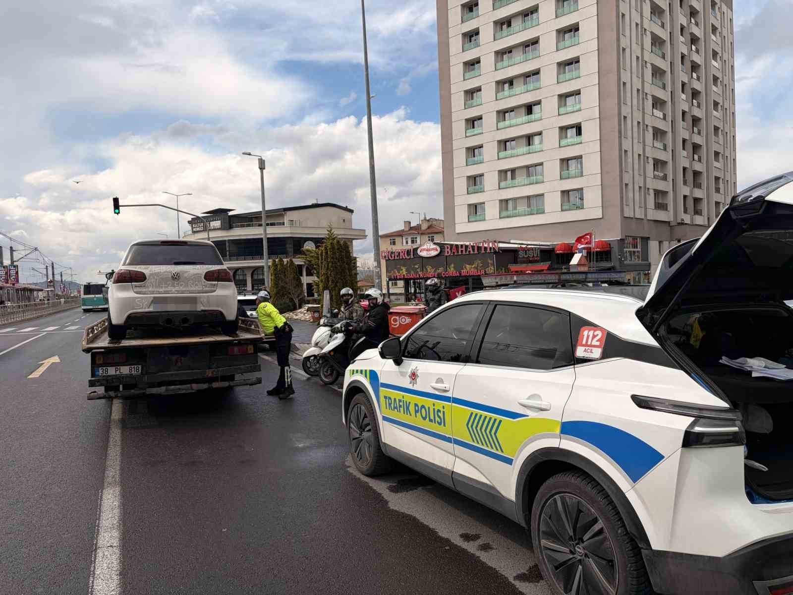 Mürekkep balığı egzozlu araç sürücüsüne ceza
