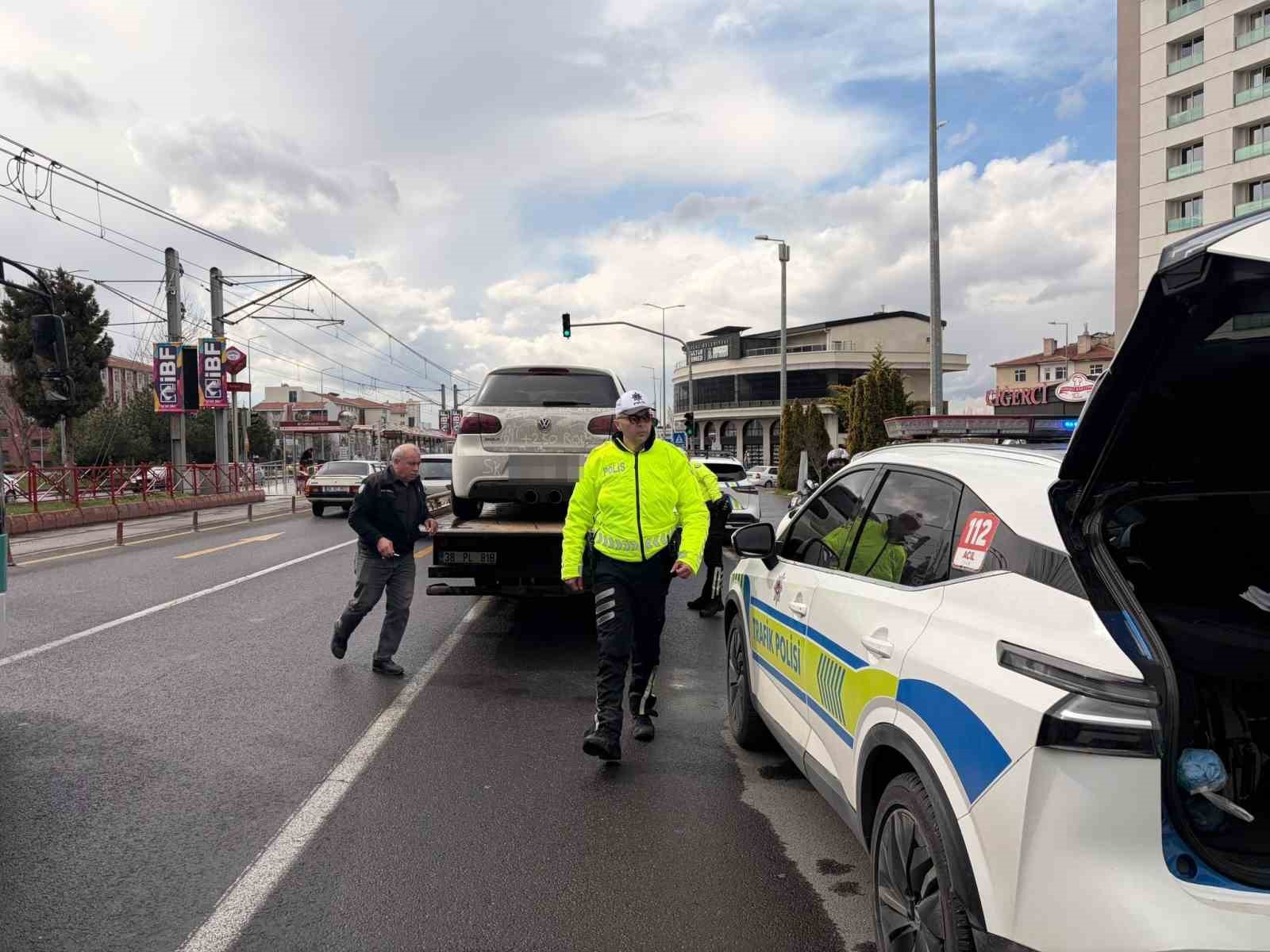 Mürekkep balığı egzozlu araç sürücüsüne ceza
