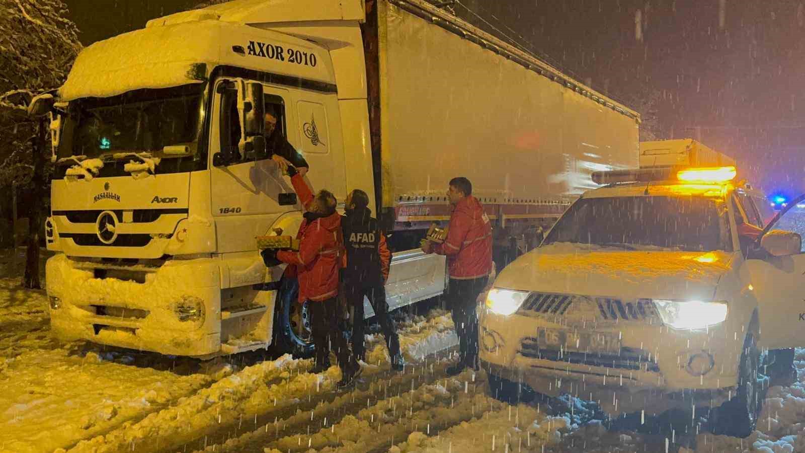 Muş-Bingöl kara yolunda mahsur kalan 40 araçtaki yaklaşık 80 kişi kurtarıldı
