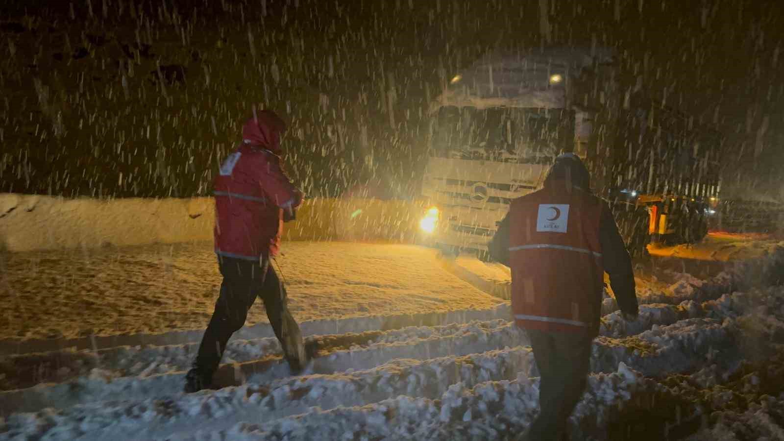 Muş-Bingöl kara yolunda mahsur kalan 40 araçtaki yaklaşık 80 kişi kurtarıldı
