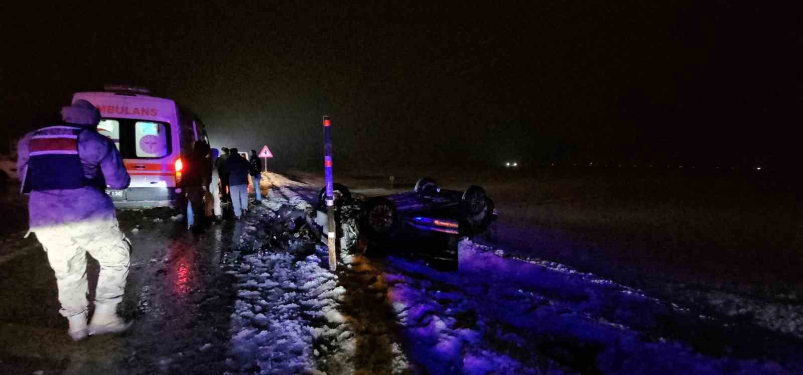 Muş-Erzurum yolunda takla atan otomobil şarampole yuvarlandı: 2 yaralı
