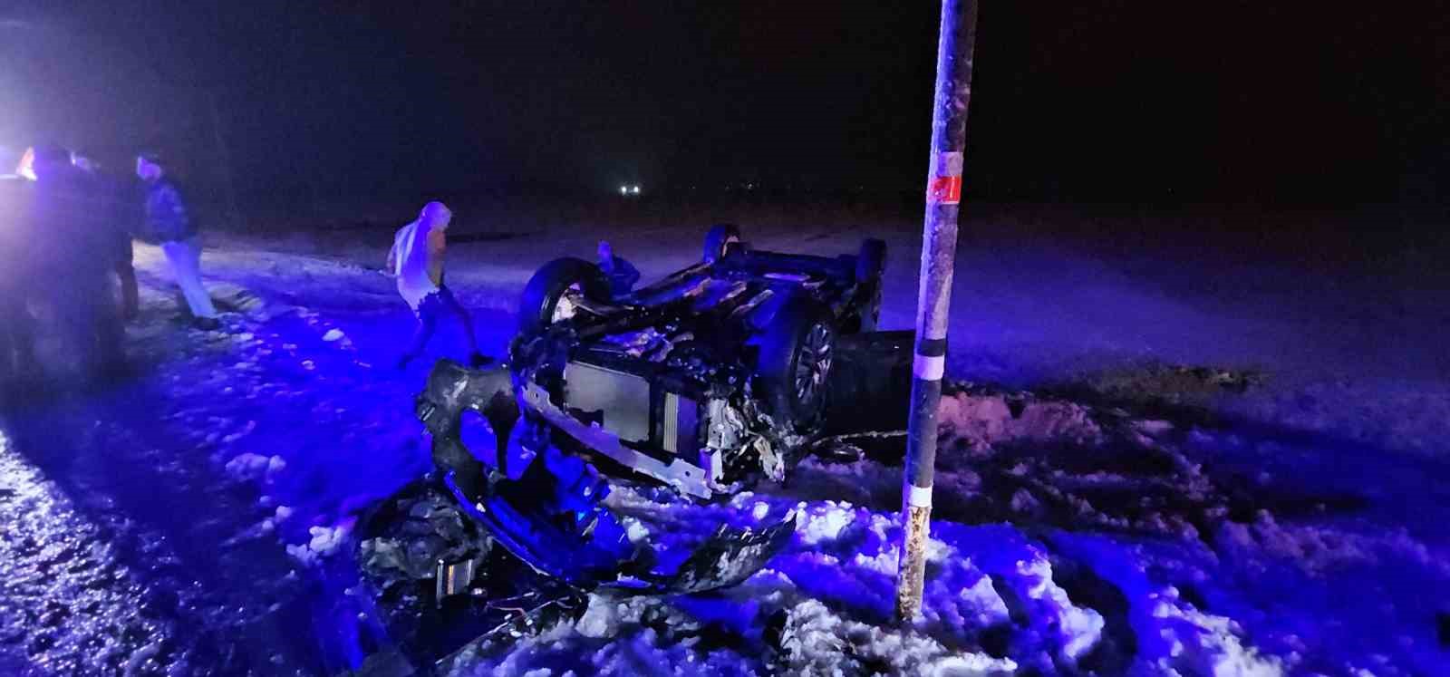 Muş-Erzurum yolunda takla atan otomobil şarampole yuvarlandı: 2 yaralı
