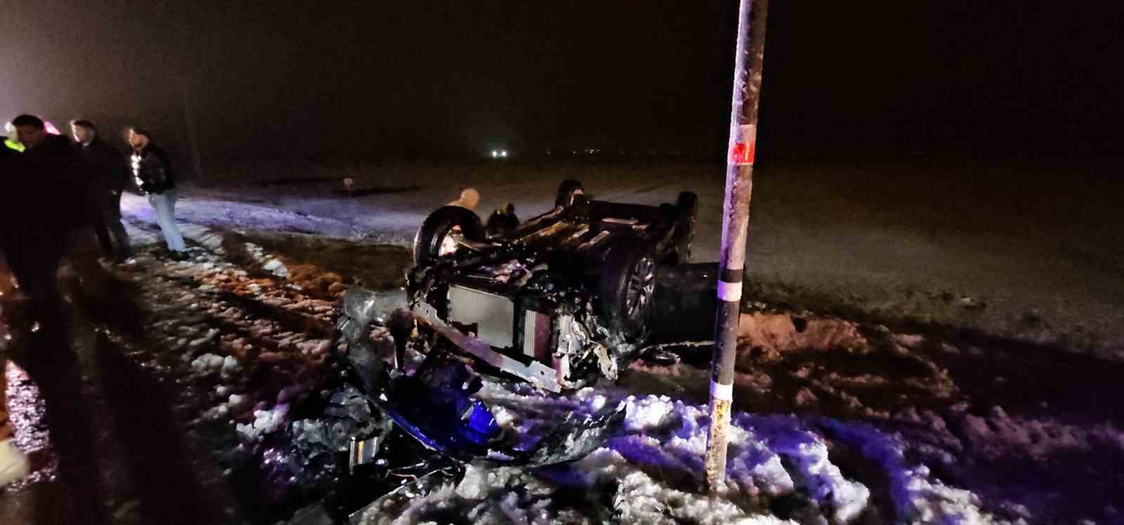 Muş-Erzurum yolunda takla atan otomobil şarampole yuvarlandı: 2 yaralı
