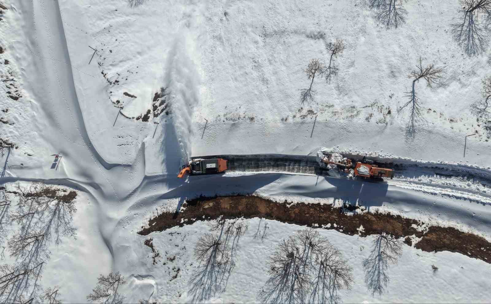 Muş ile Bitlis arasındaki kara yolu kar ve tipi nedeniyle ulaşıma kapatıldı
