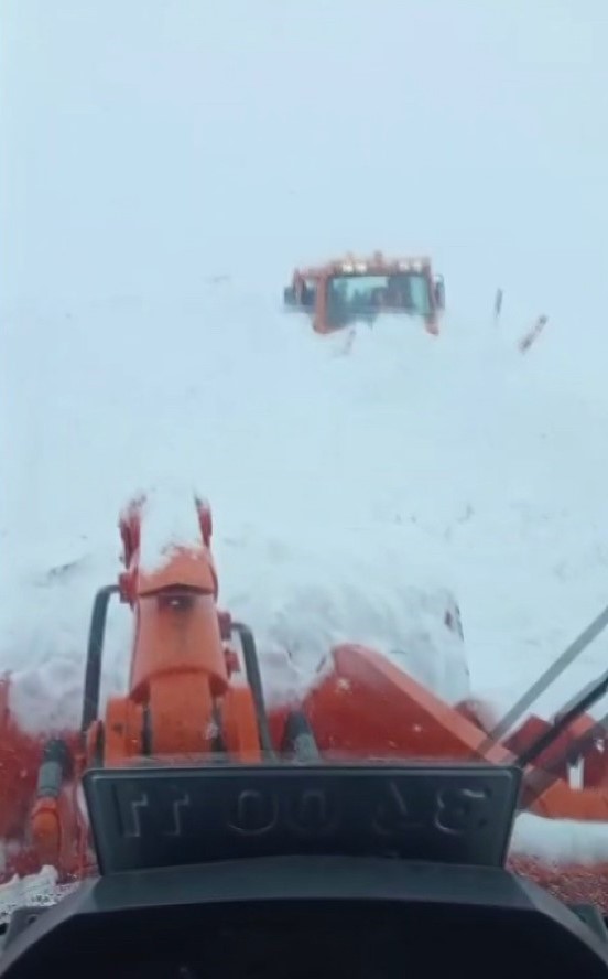 Muş-Kulp kara yolunda iş makinesinin üzerine çığ düştü
