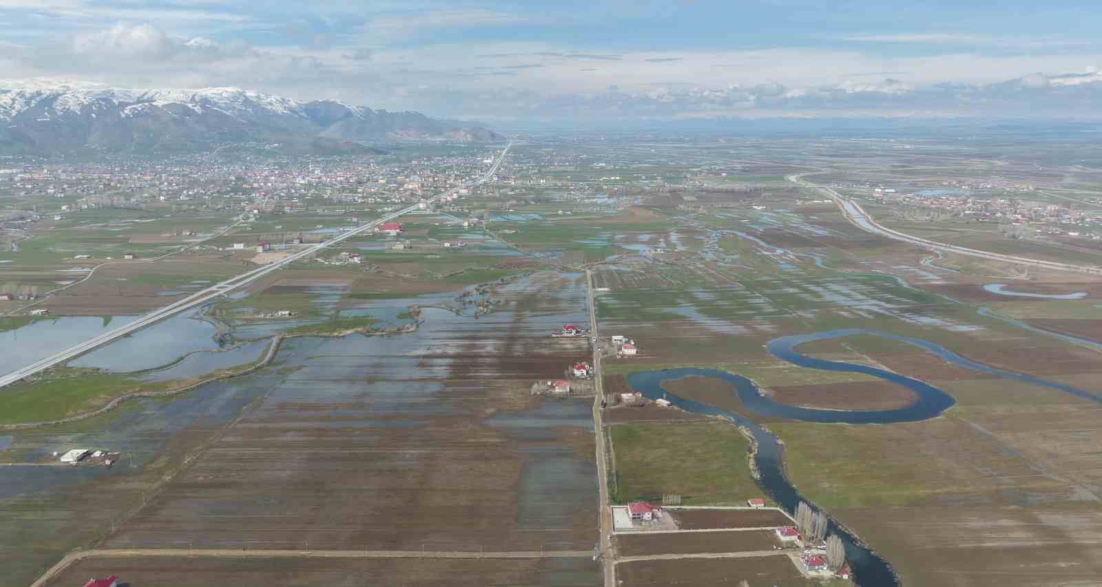 Muş Ovası’nda kar erimesi ve sağanak tarım arazilerini sular altında bıraktı
