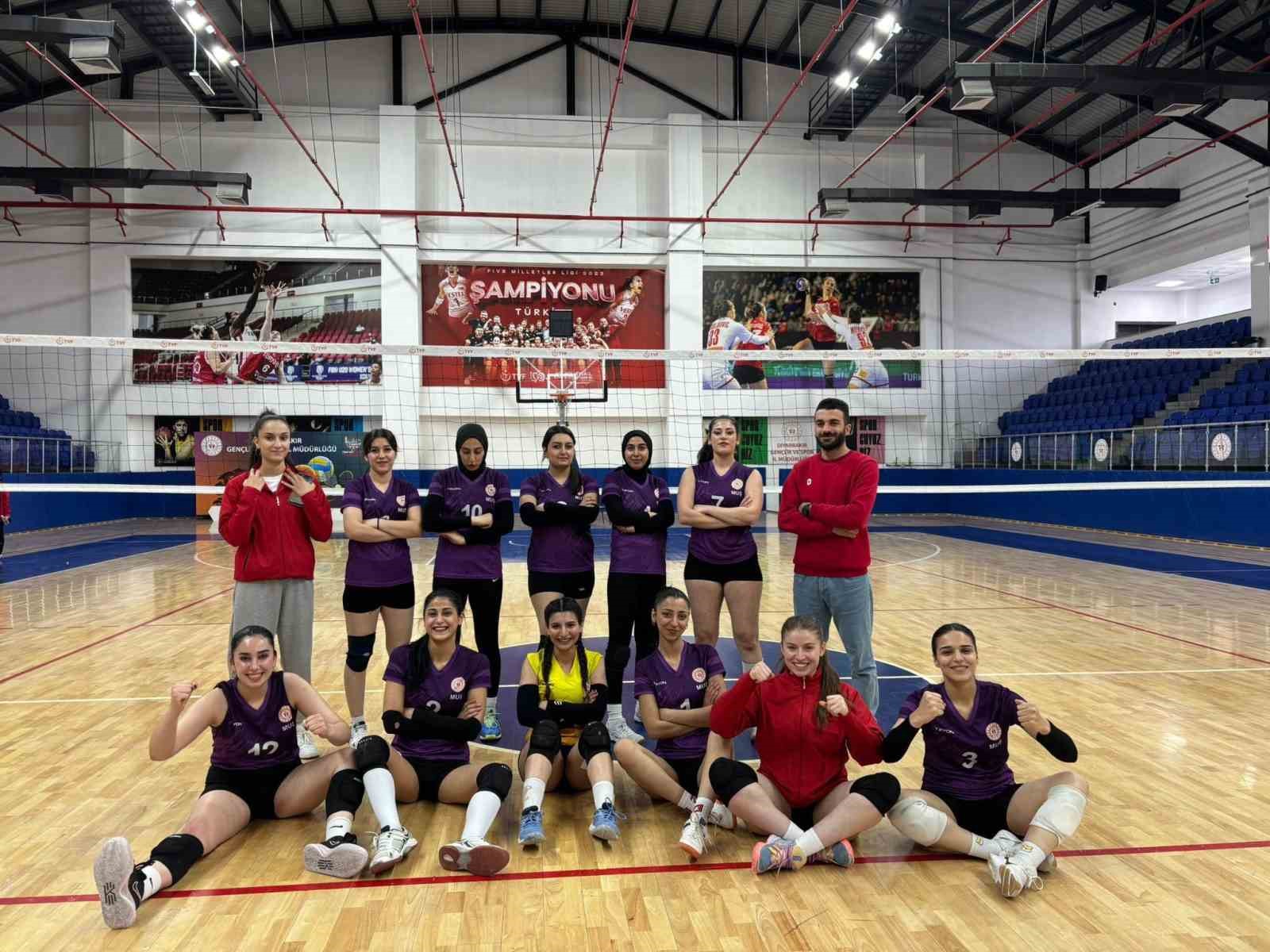 Muş Sultan Alparslan Yurdu Kız Voleybol Takımı yarı finale yükseldi
