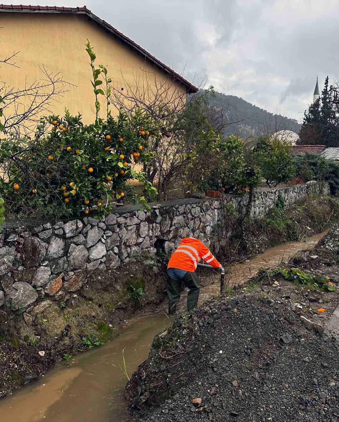 MUSKİ ekipleri 24 saat yağmur mesaisinde
