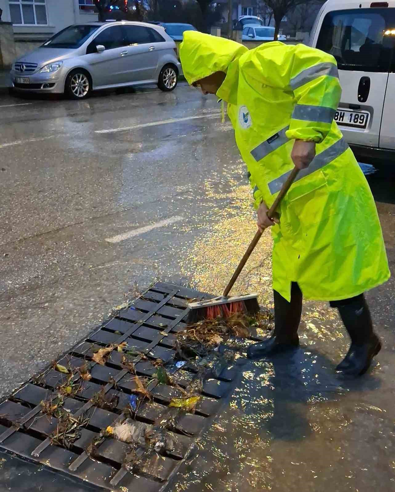 MUSKİ ekipleri 24 saat yağmur mesaisinde
