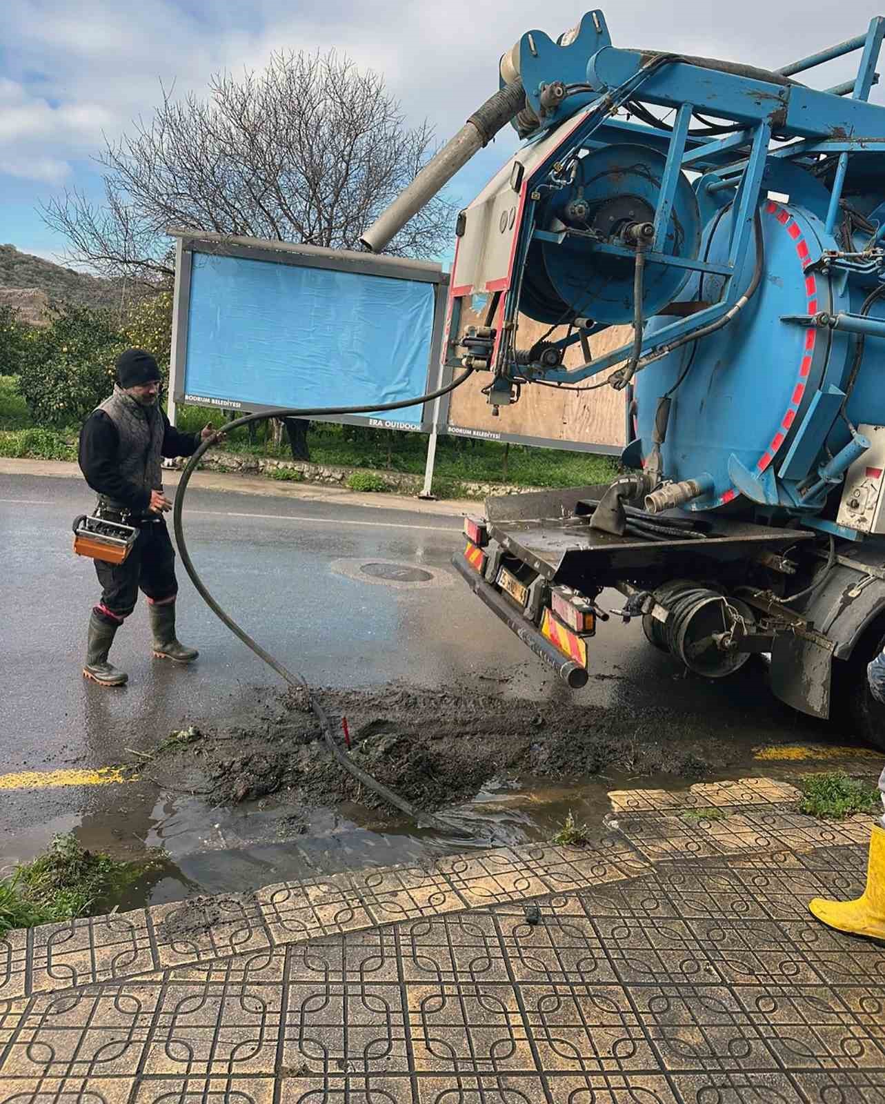 MUSKİ ekipleri 24 saat yağmur mesaisinde
