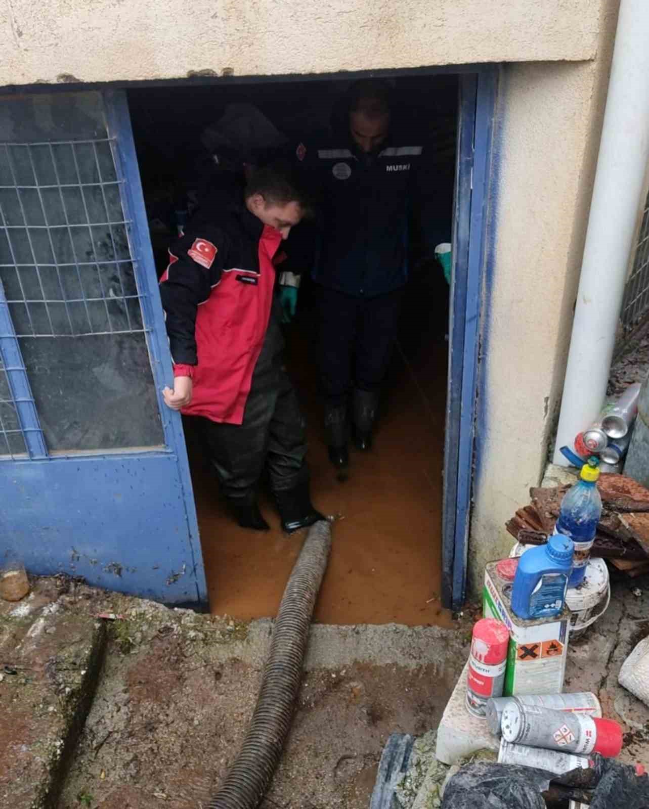 MUSKİ ekipleri taşkın riski bölgeleri anında müdahale ediyor
