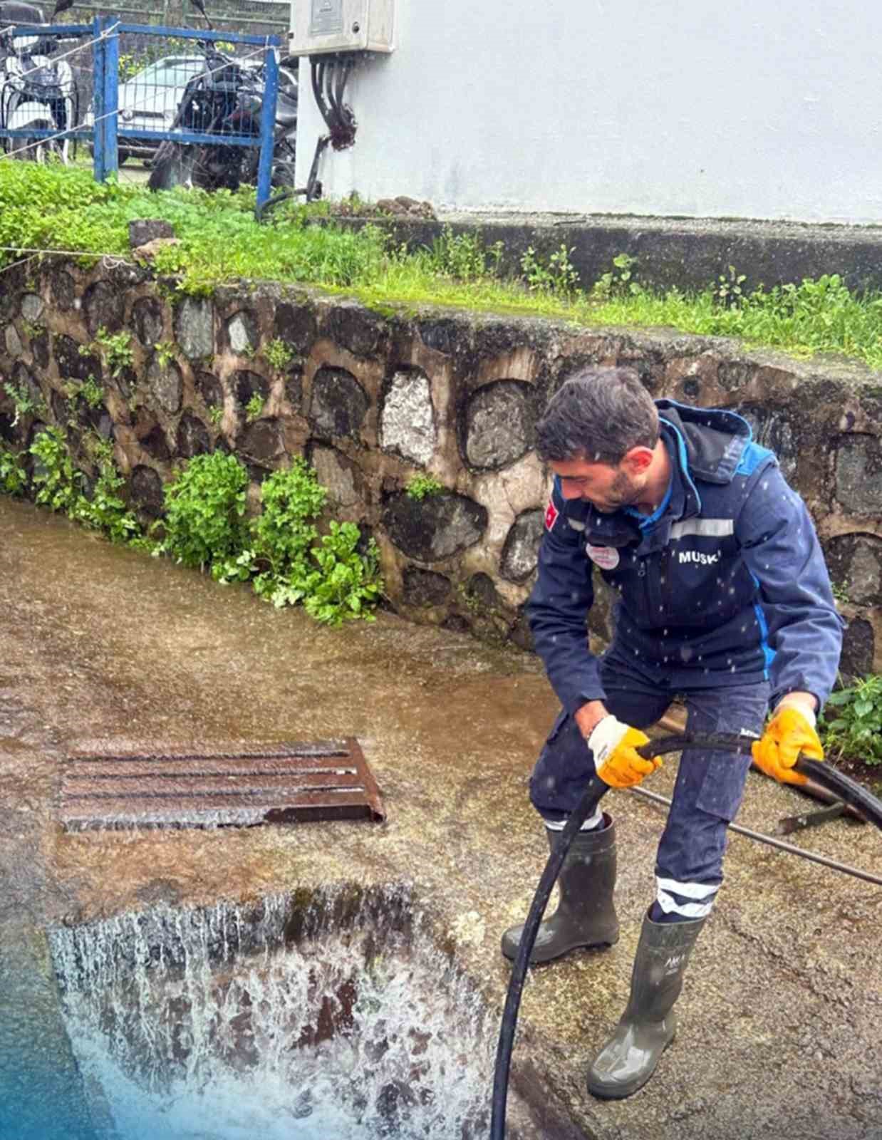 MUSKİ ekipleri taşkın riski bölgeleri anında müdahale ediyor

