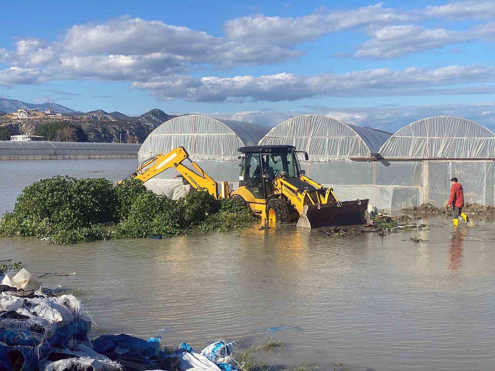 MUSKİ, Muğla genelinde etkili olan yoğun yağışlara anında müdahale ediyor
MUSKİ, Muğla genelinde etkili olan yoğun yağışlara anında müdahale ediyor