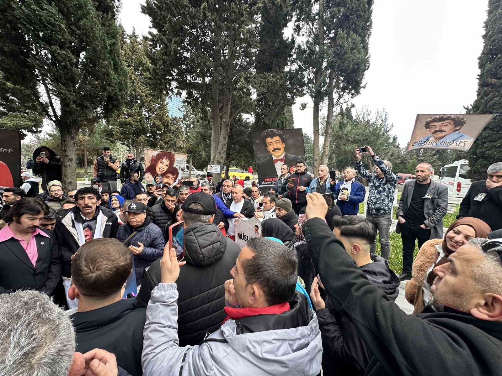 "Müslüm Baba" unutulmadı: Sevenleri ölümünün 13’üncü yılında mezarı başında buluştu
