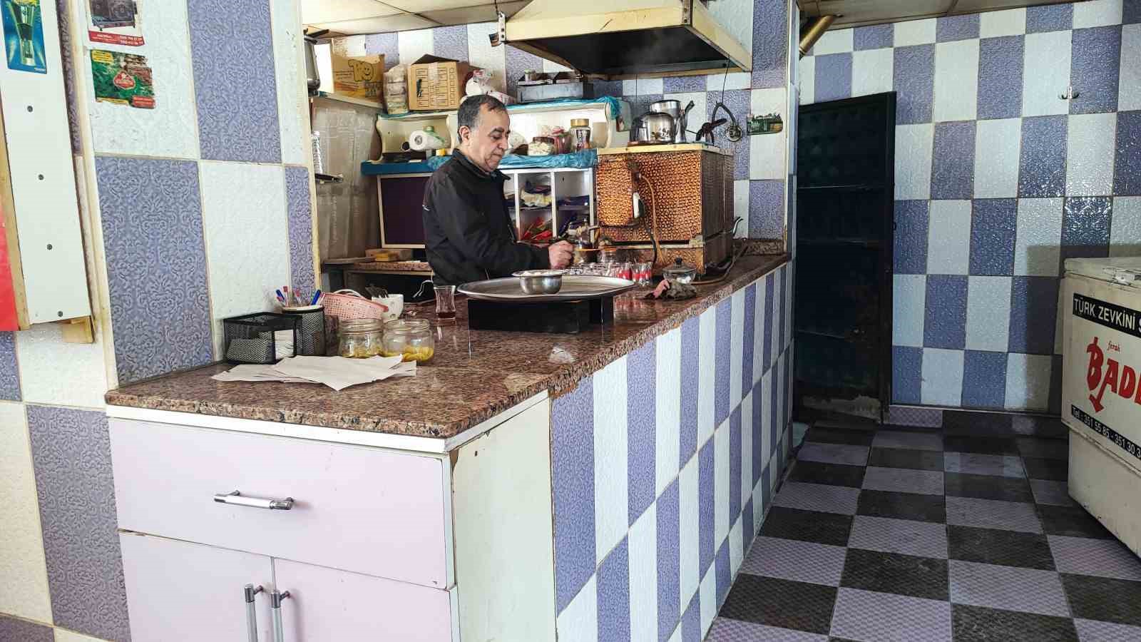 Müslüm Gürses ölümünün 13. yılında Adana’da çalıştığı kahvehanede anıldı
Müslüm Gürses ölümünün 13. yılında Adana’da çalıştığı kahvehanede anıldı