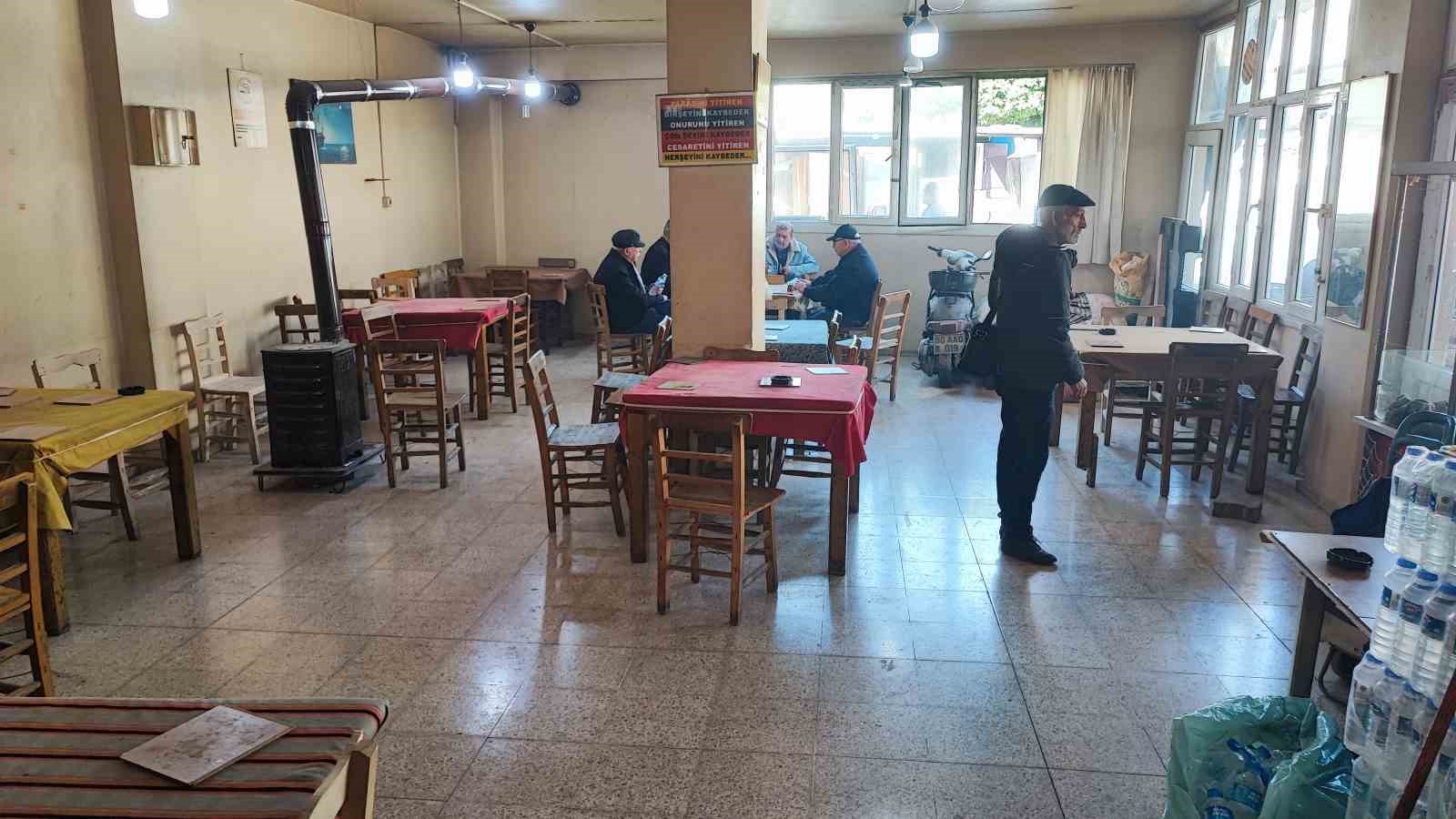 Müslüm Gürses ölümünün 13. yılında Adana’da çalıştığı kahvehanede anıldı
Müslüm Gürses ölümünün 13. yılında Adana’da çalıştığı kahvehanede anıldı