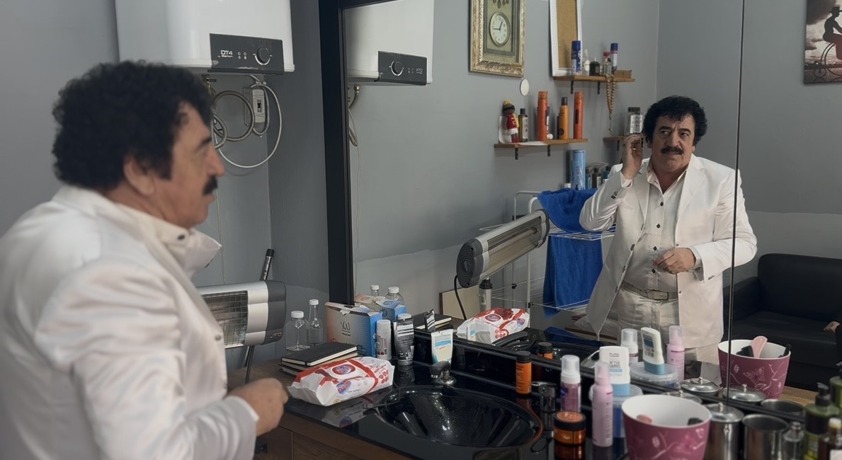 Müslüm Gürses’e benzerliğiyle herkesi şaşırttı, görenler dönüp bir daha baktı
Müslüm Gürses’e benzerliğiyle herkesi şaşırttı, görenler dönüp bir daha baktı