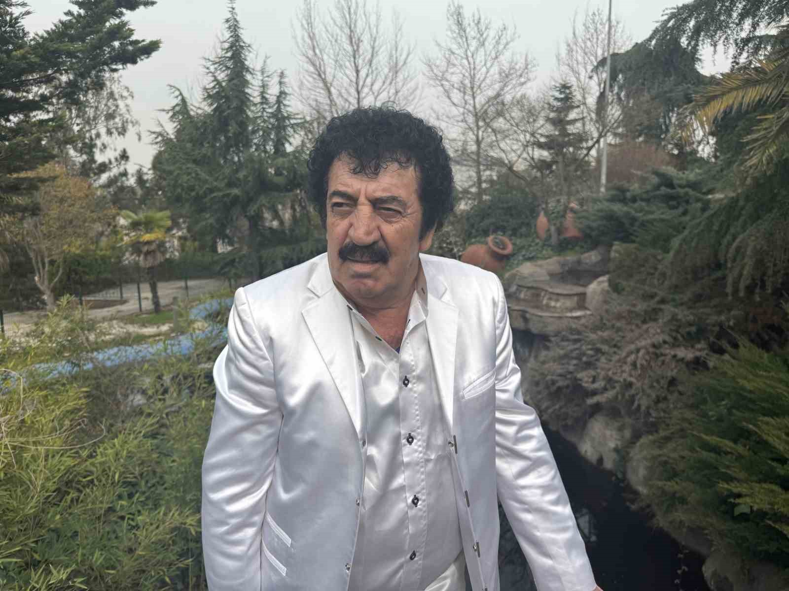 Müslüm Gürses’e benzerliğiyle herkesi şaşırttı, görenler dönüp bir daha baktı
Müslüm Gürses’e benzerliğiyle herkesi şaşırttı, görenler dönüp bir daha baktı