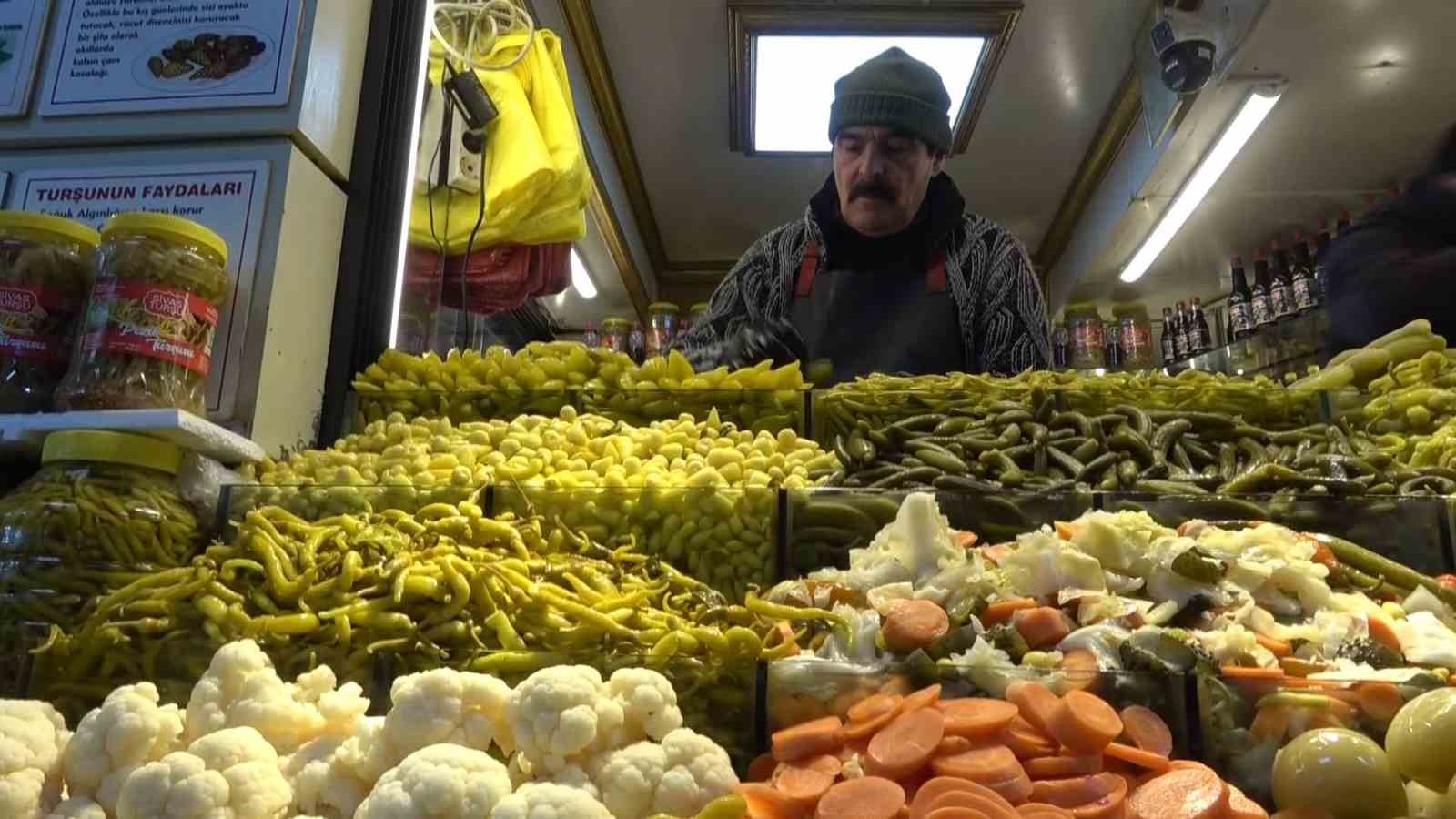 Muşmuladan kiraza 35 çeşit ürünün turşusunu kurdular
