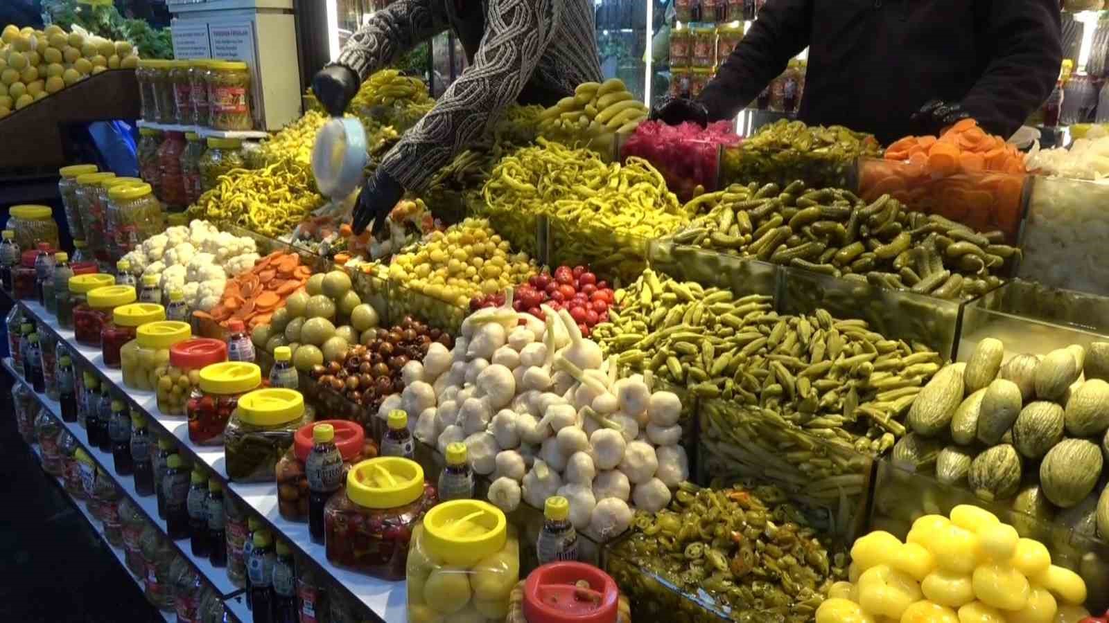 Muşmuladan kiraza 35 çeşit ürünün turşusunu kurdular
