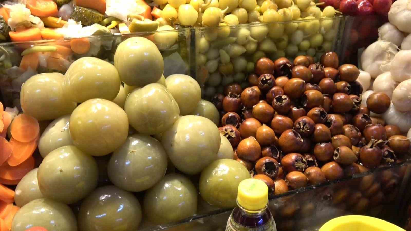 Muşmuladan kiraza 35 çeşit ürünün turşusunu kurdular
