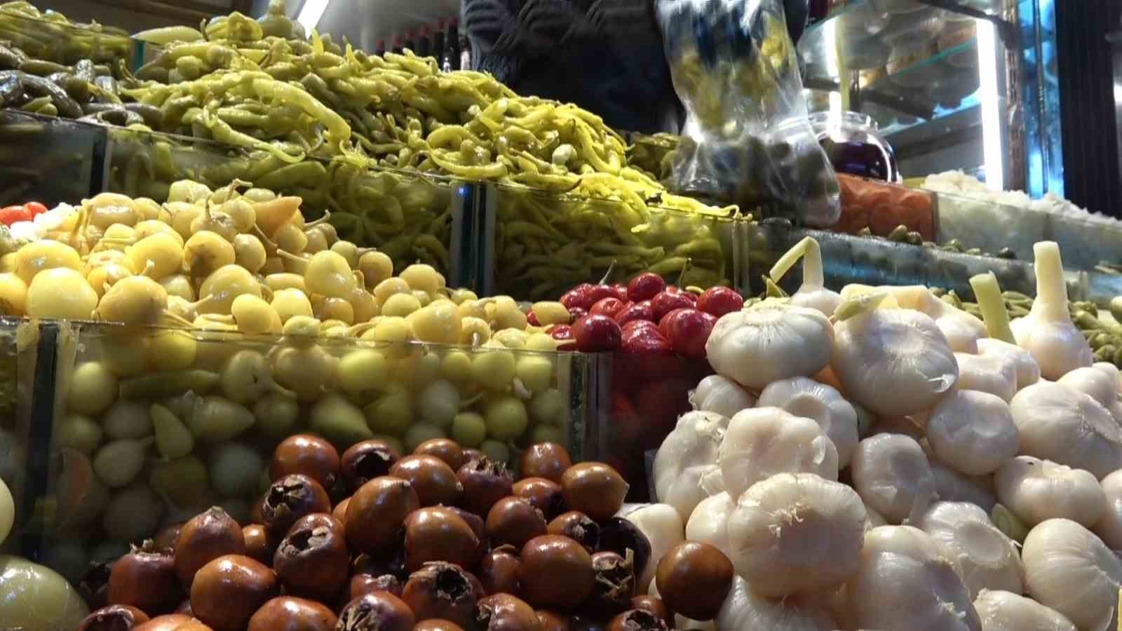 Muşmuladan kiraza 35 çeşit ürünün turşusunu kurdular
