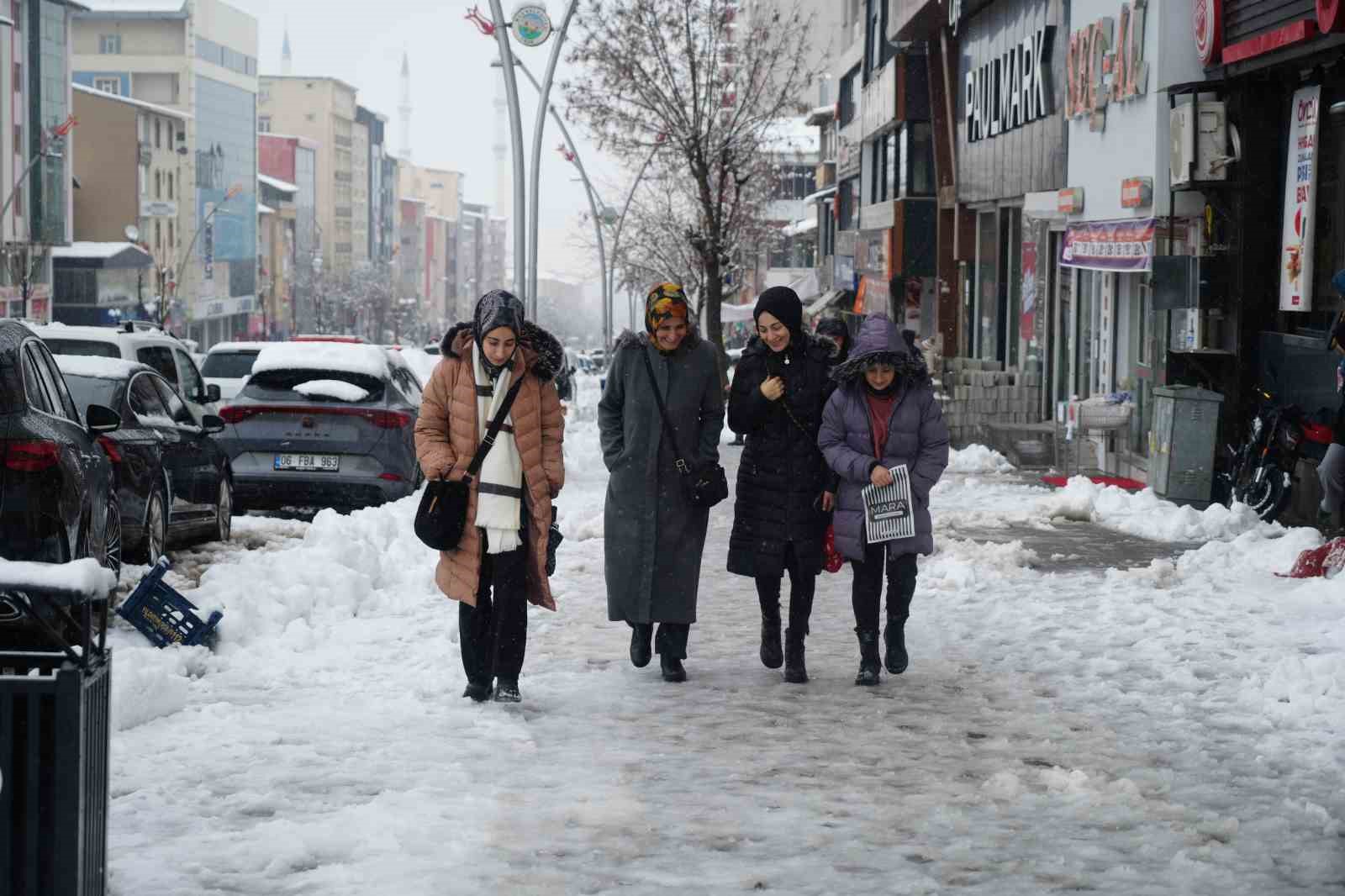 Muş’ta 158 köy yolu kapandı
Muş’ta 158 köy yolu kapandı