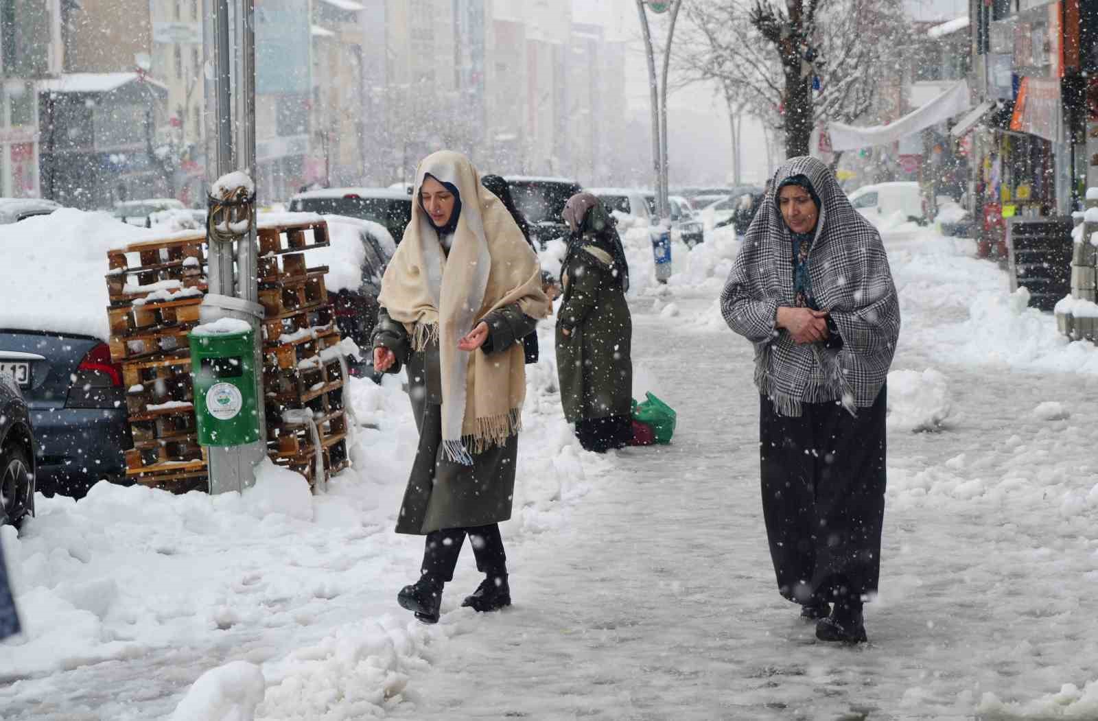 Muş’ta 158 köy yolu kapandı
Muş’ta 158 köy yolu kapandı