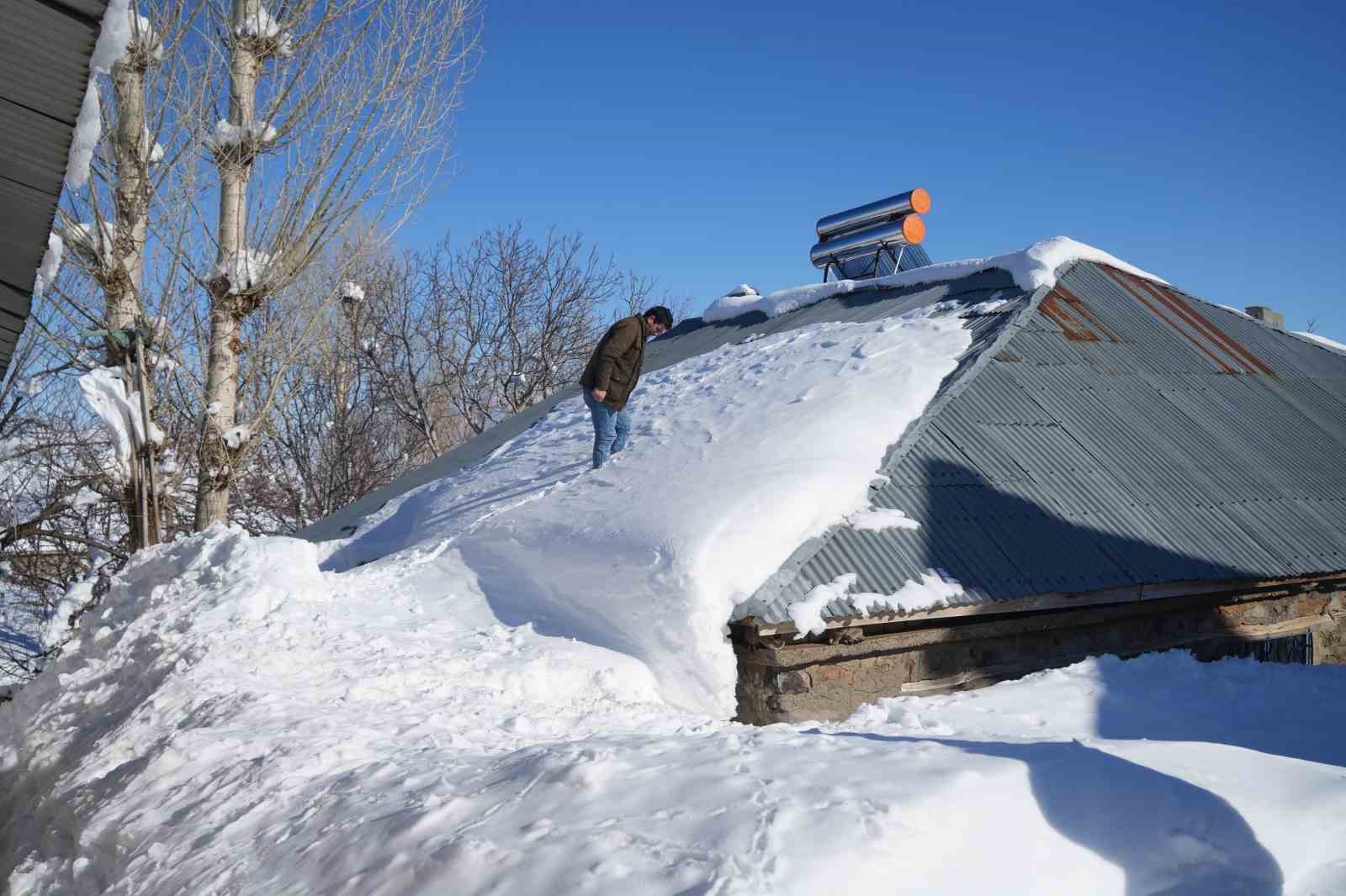Muş’ta 1800 rakımlı köy kara gömüldü: Evler kar altında, ulaşım tünellerle sağlanıyor
