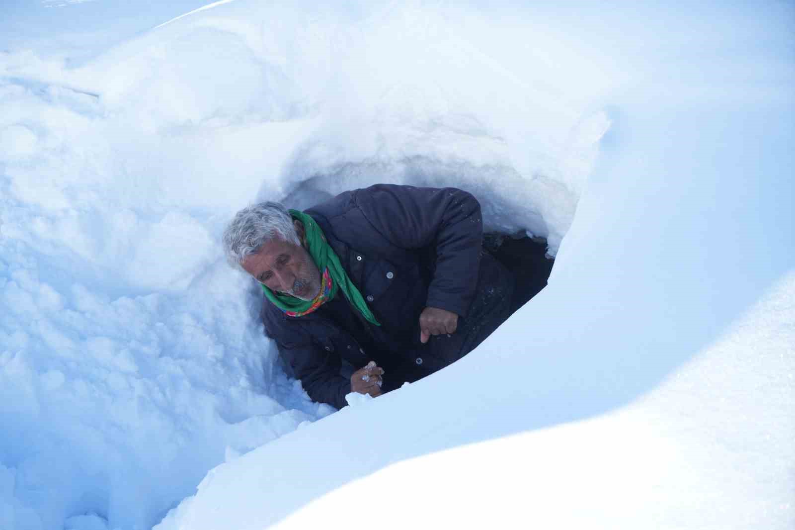 Muş’ta 1800 rakımlı köy kara gömüldü: Evler kar altında, ulaşım tünellerle sağlanıyor
