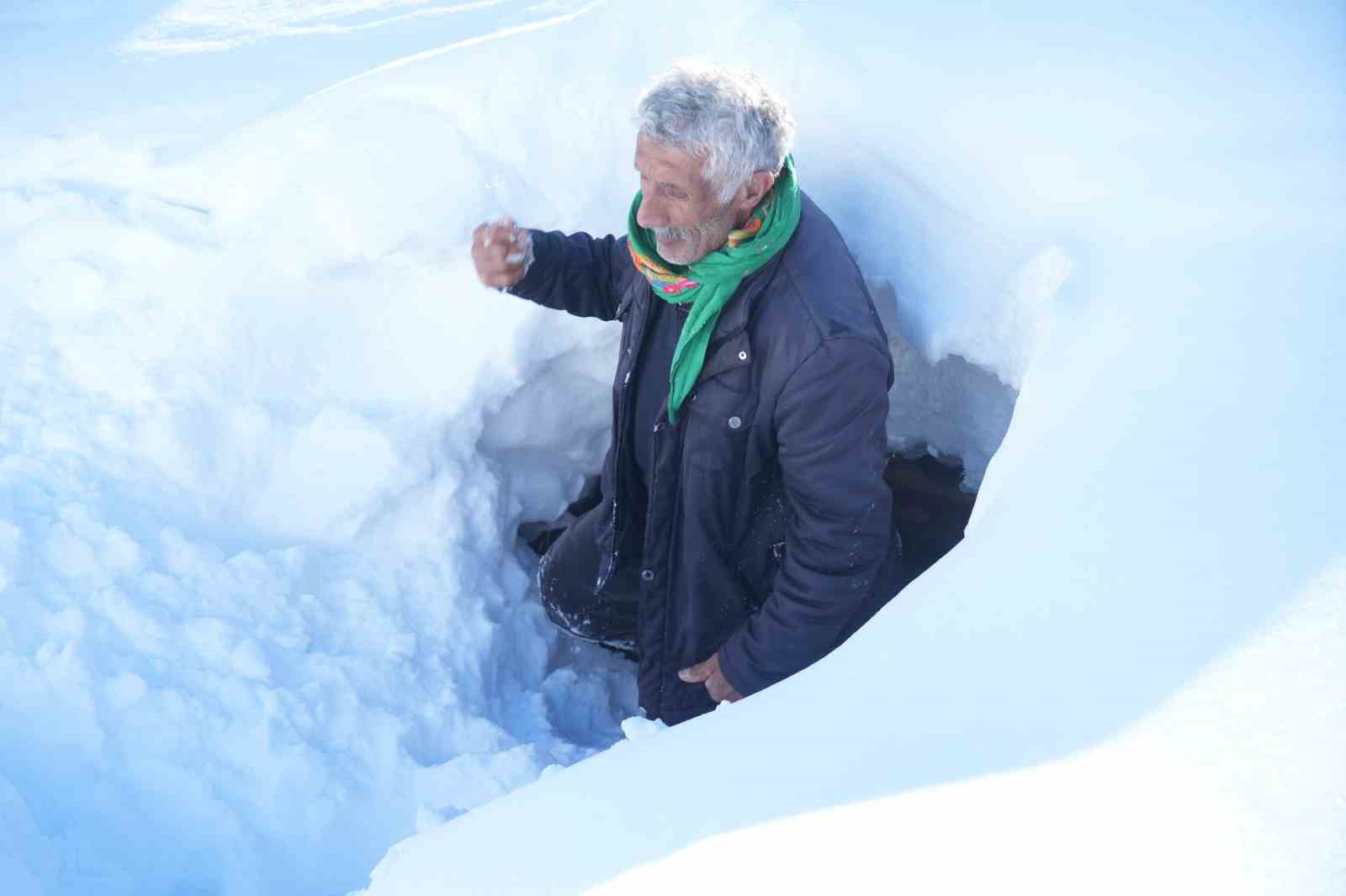 Muş’ta 1800 rakımlı köy kara gömüldü: Evler kar altında, ulaşım tünellerle sağlanıyor

